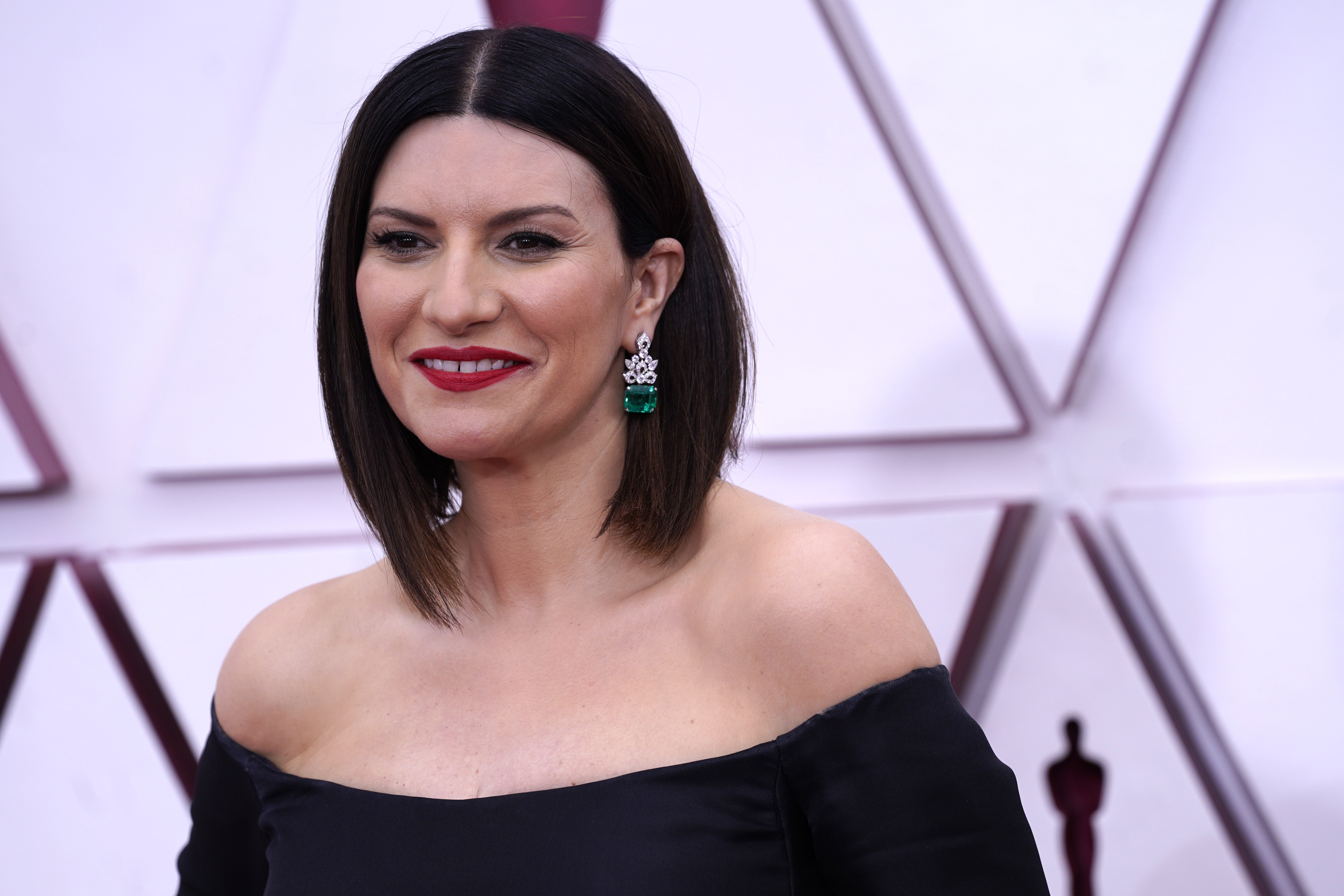 Laura Pausini regrava 'Quando Chove' com Sandy e quer faixa em filme 'A viagem': 'Com quem preciso falar?'