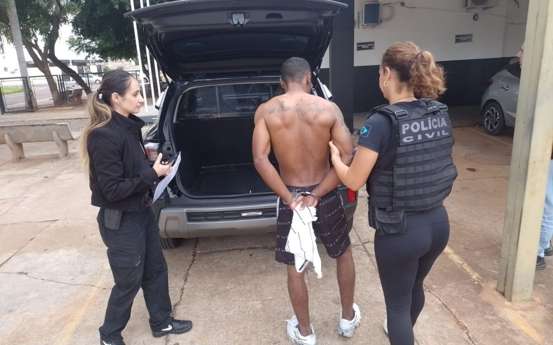 Homem é preso suspeito de tentar matar ex-companheira com tiro na cabeça na frente da filha da vítima