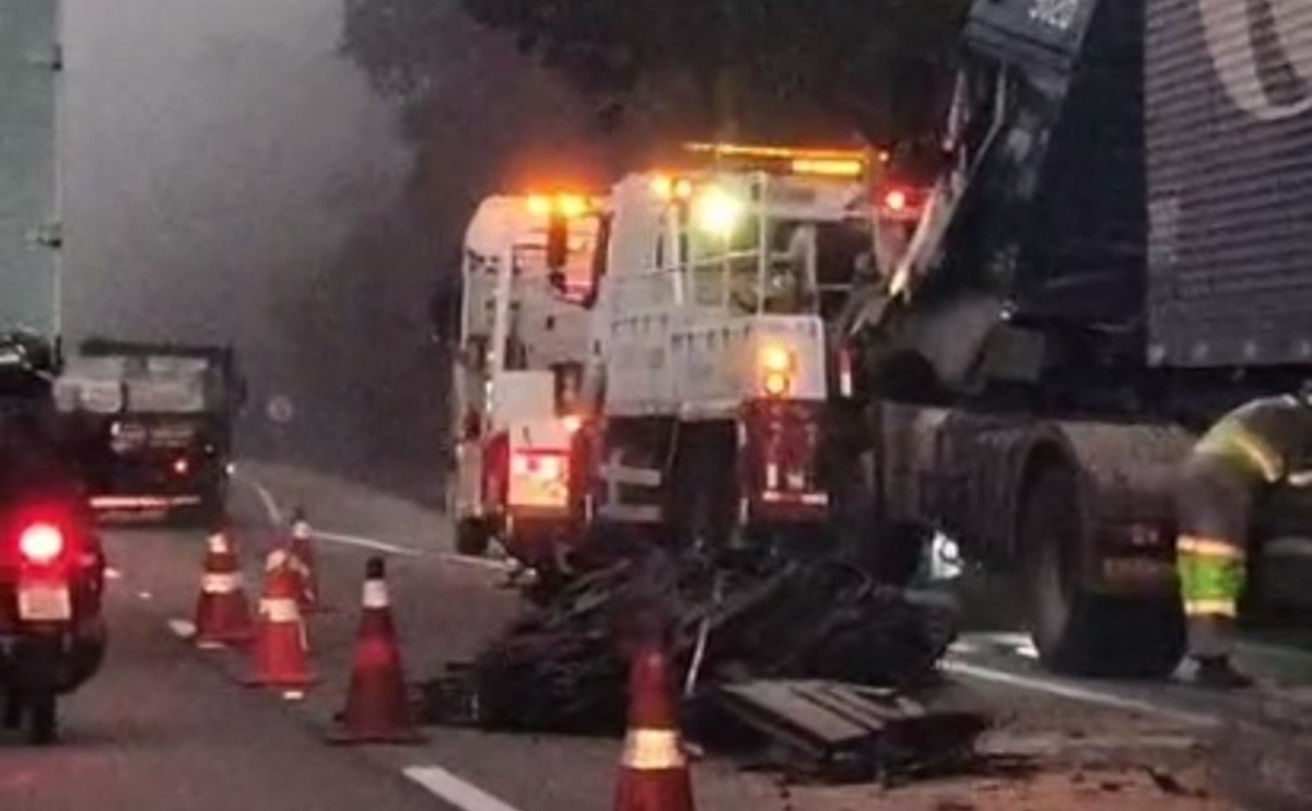 Acidente entre carretas causa congestionamento na Dutra em Arujá