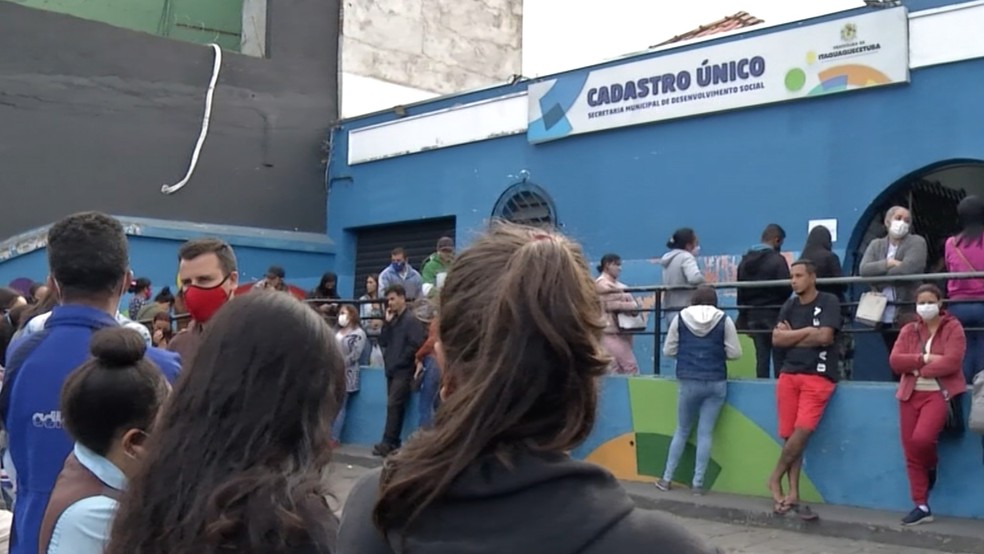 Famílias aguardam por atendimento no Cras para participação de programas  sociais