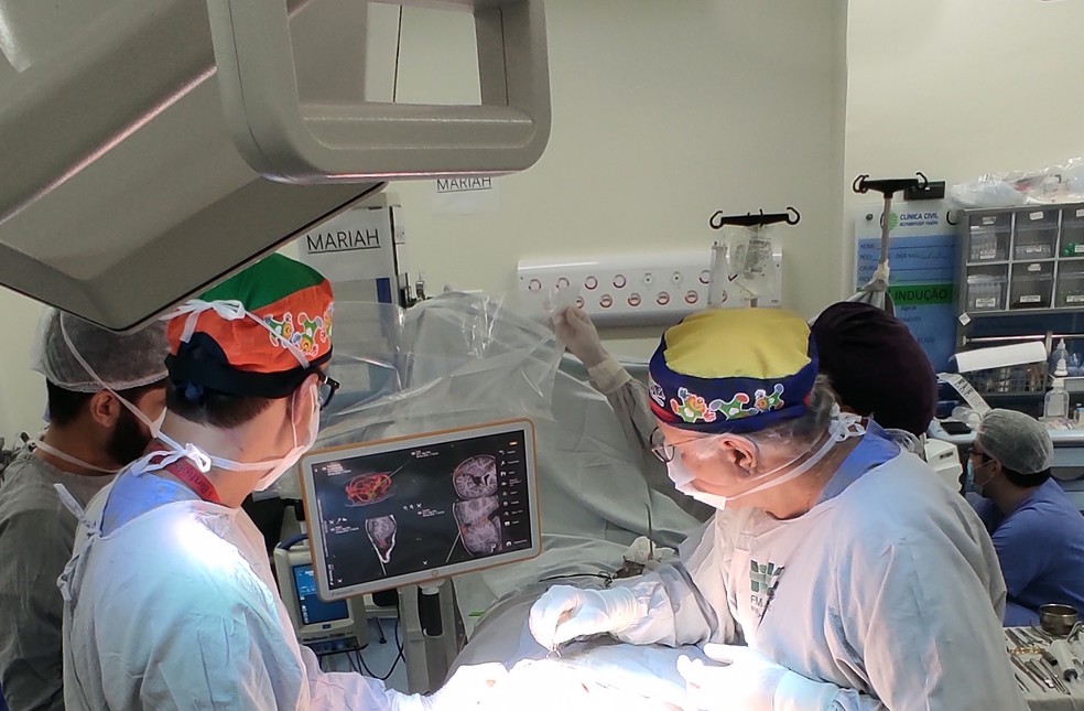 Equipe médica usa neuronavegação na terceira cirurgia de separação das irmãs Allana e Mariah, gêmeas unidades pela cabeça, no HC de Ribeirão Preto, SP — Foto: Hospital das Clínicas da Faculdade de Medicina de Ribeirão Preto