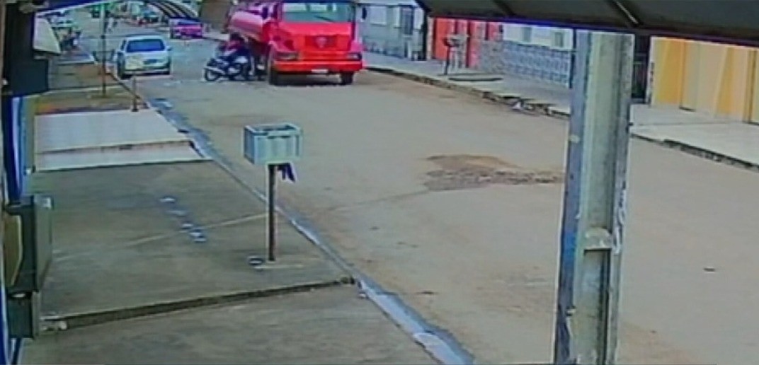 VÍDEO: adolescente morre após se desequilibrar em moto quando passava por 'quebra-molas' e ser atingido por caminhão na Bahia