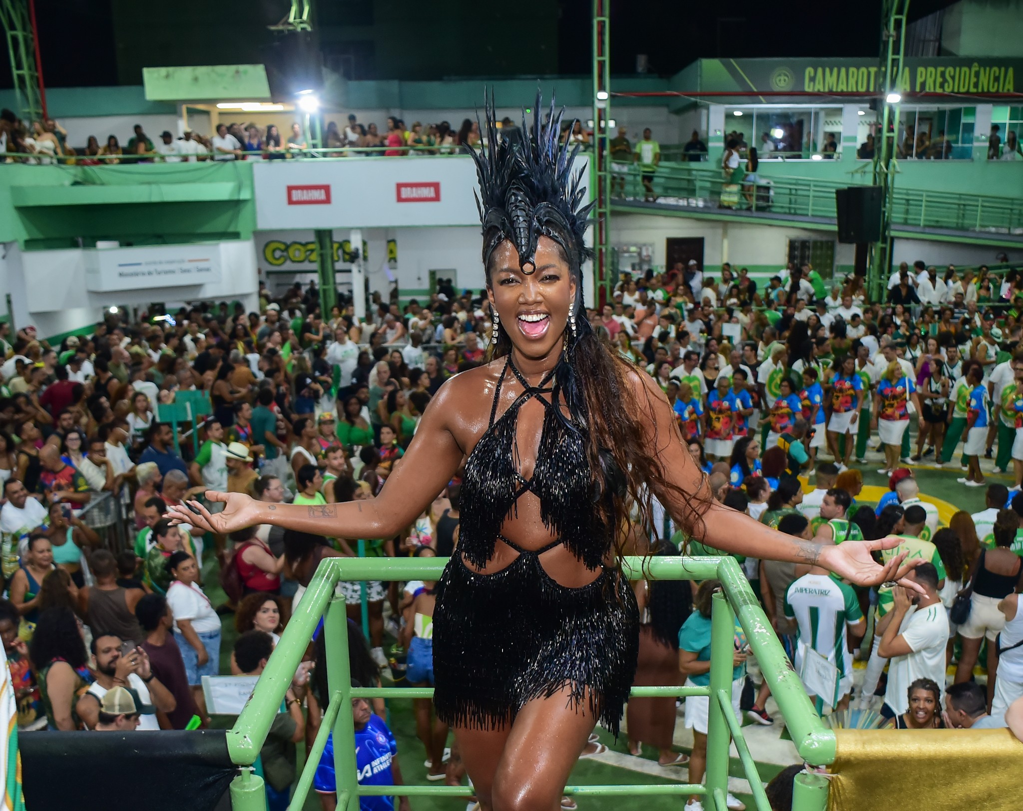 Iza aposta em figurino com brilho para ensaio da Imperatriz Leopoldinense