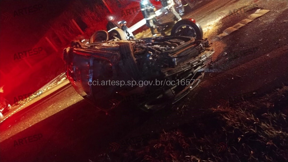 Mãe e filho morreram após carro ser atingido por motorista alcoolizado e capotar em Pontal, SP — Foto: Artesp