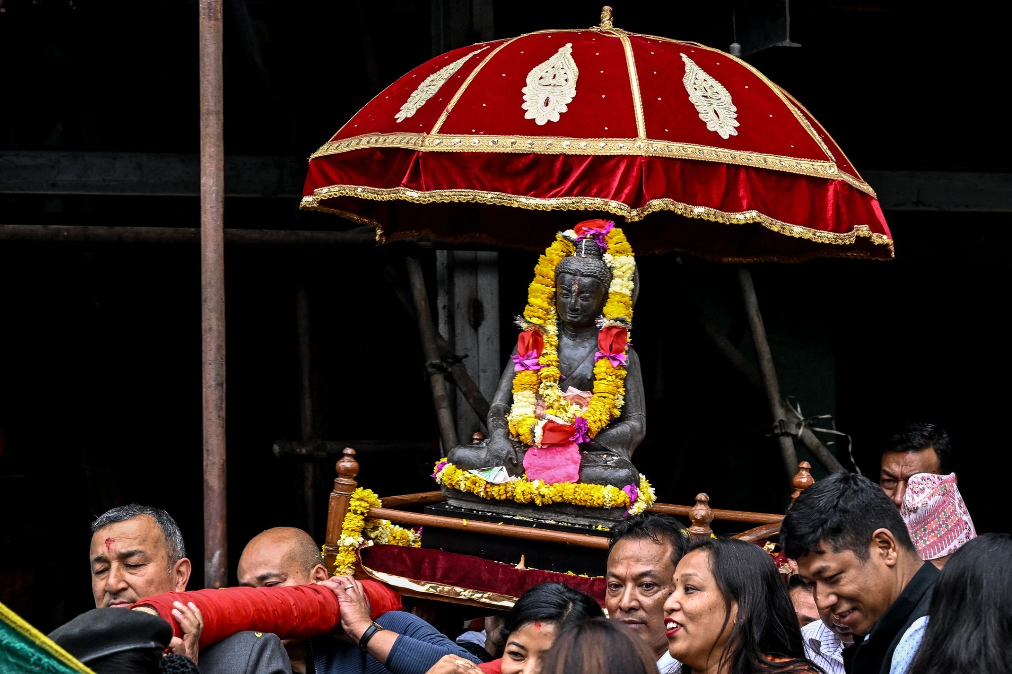 Museus estrangeiros devolvem estátua centenária de Buda que foi roubada do Nepal; veja fotos