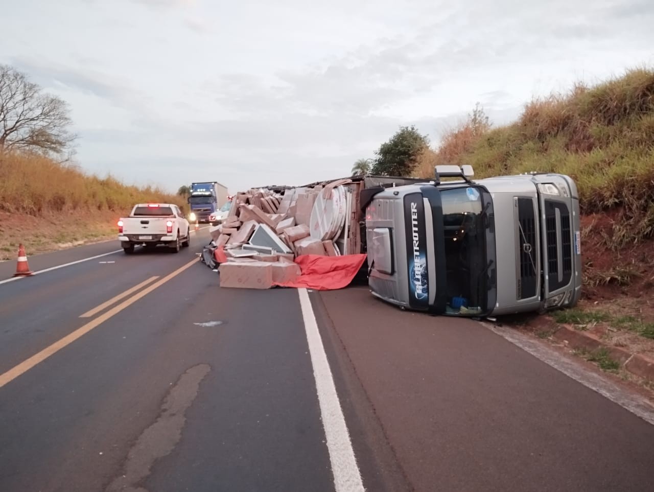 Caminhão tomba e causa interdição parcial em rodovia de Jales