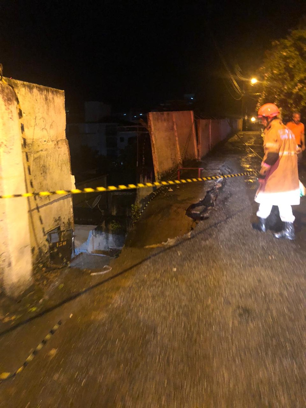Chuva provoca queda de muro e alagamentos em Teresópolis no RJ Região Serrana G