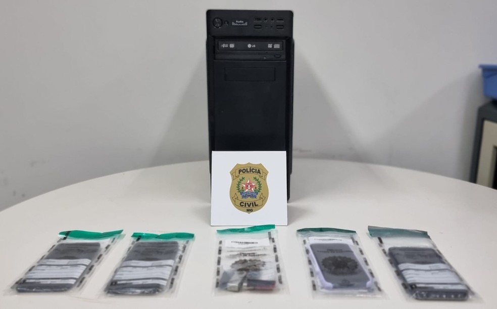 Celulares e eletrônicos apreendidos durante a investigação — Foto: Polícia Civil/Divulgação