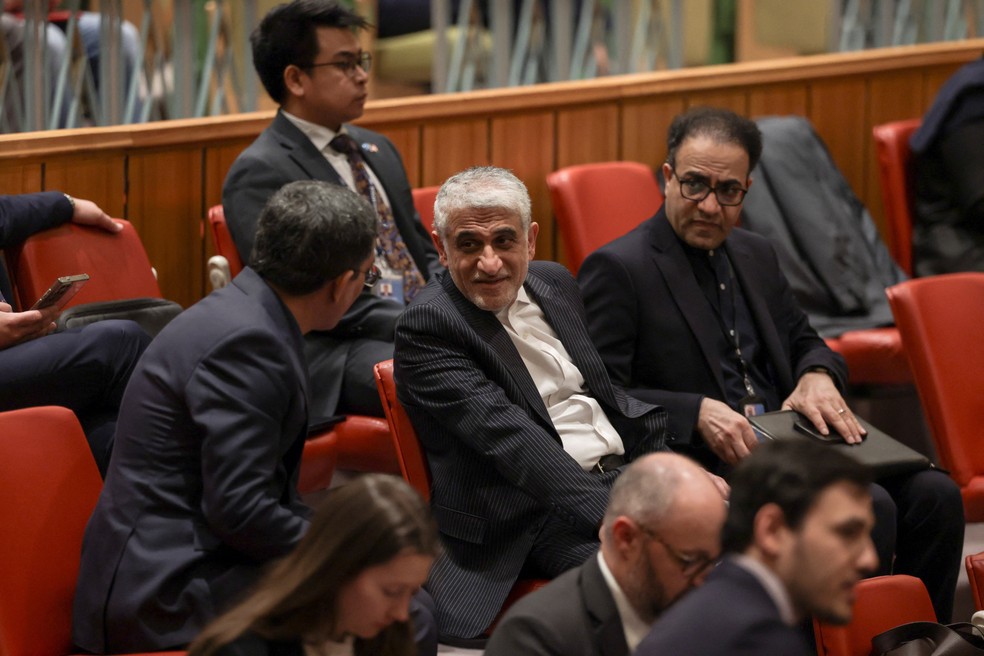 O embaixador do Irã na ONU, Amir-Saeid Iravani, durante votação da resolução que autorizava o uso da força no Estreito de Ormuz, em 7 de abril de 2026. — Foto: Jeenah Moon/ Reuters