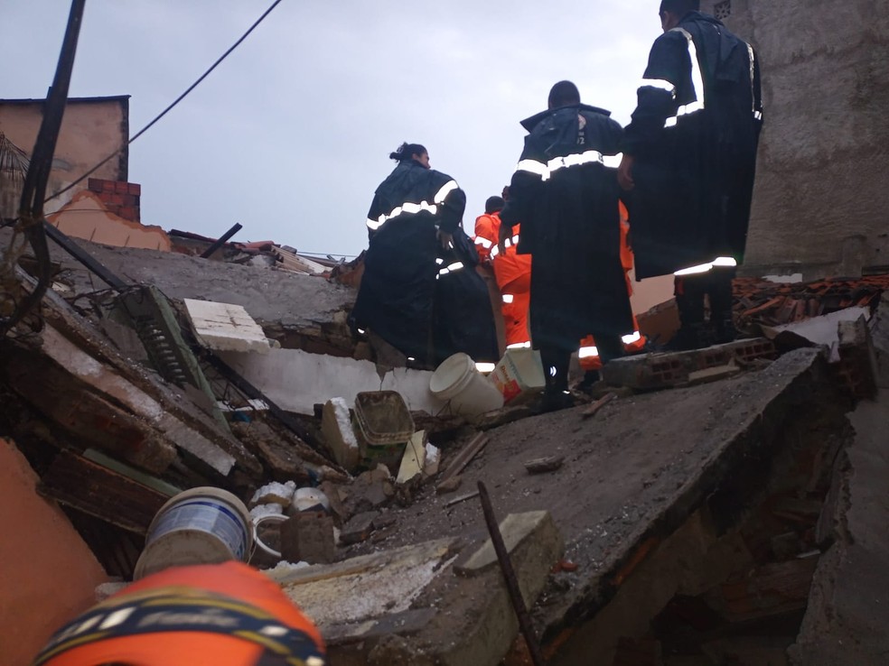 Bombeiros fazem resgate de família soterrada após desabamento de residência em Fortaleza — Foto: Arquivo pessoal