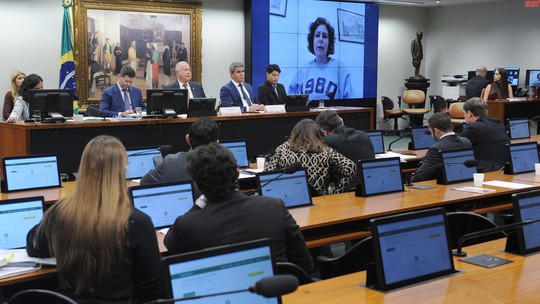 Presa na Itália, Zambelli reclama de problemas de saúde em depoimento na Câmara sobre perda de mandato - Deputada licenciada chorou durante reunião por videoconferência, de uma penitenciária na Itália; Zambelli foi condenada pelo STF por participação em uma invasão aos sistemas do CNJ.