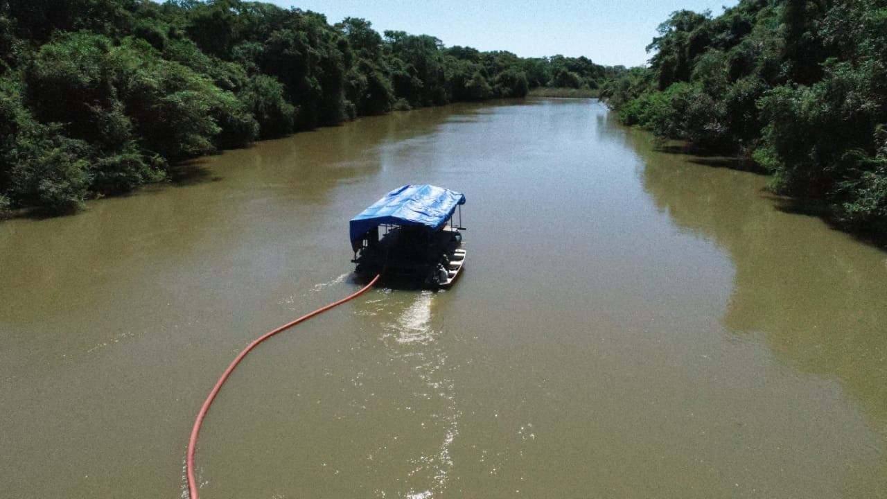 Balsa com equipamentos de extração de minério é encontrada abandonada em rio no Tocantins