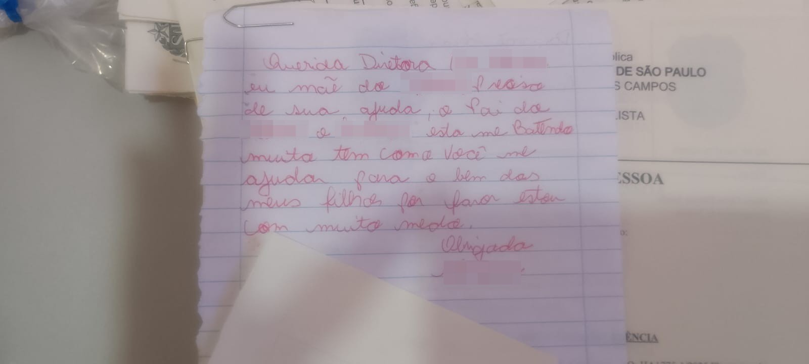 Mulher manda bilhete com pedido de ajuda para escola do filho: 'Pai dele está me batendo muito'