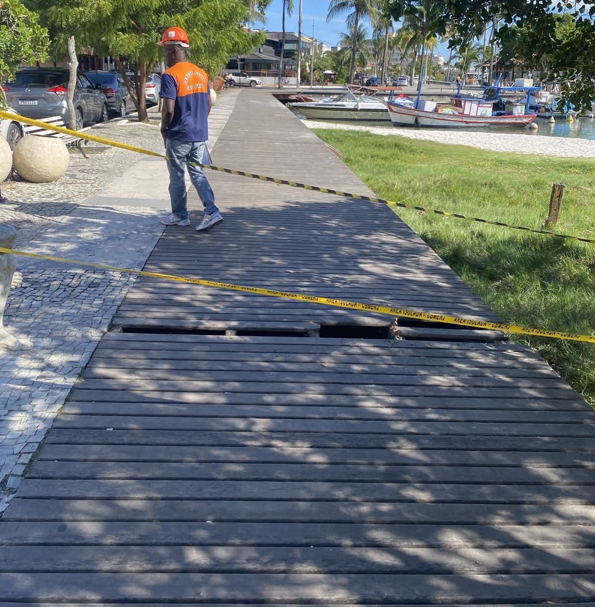 Mulher fica ferida após deck ceder às margens do Canal do Itajuru, em Cabo Frio