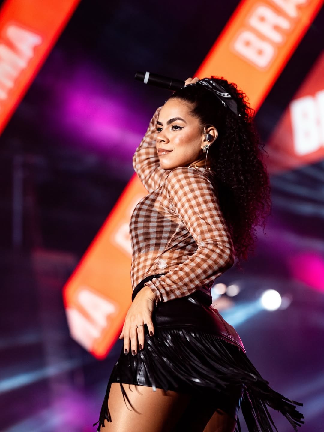 Quem é a backing vocal da banda Limão com Mel que teve o cabelo queimado durante show 