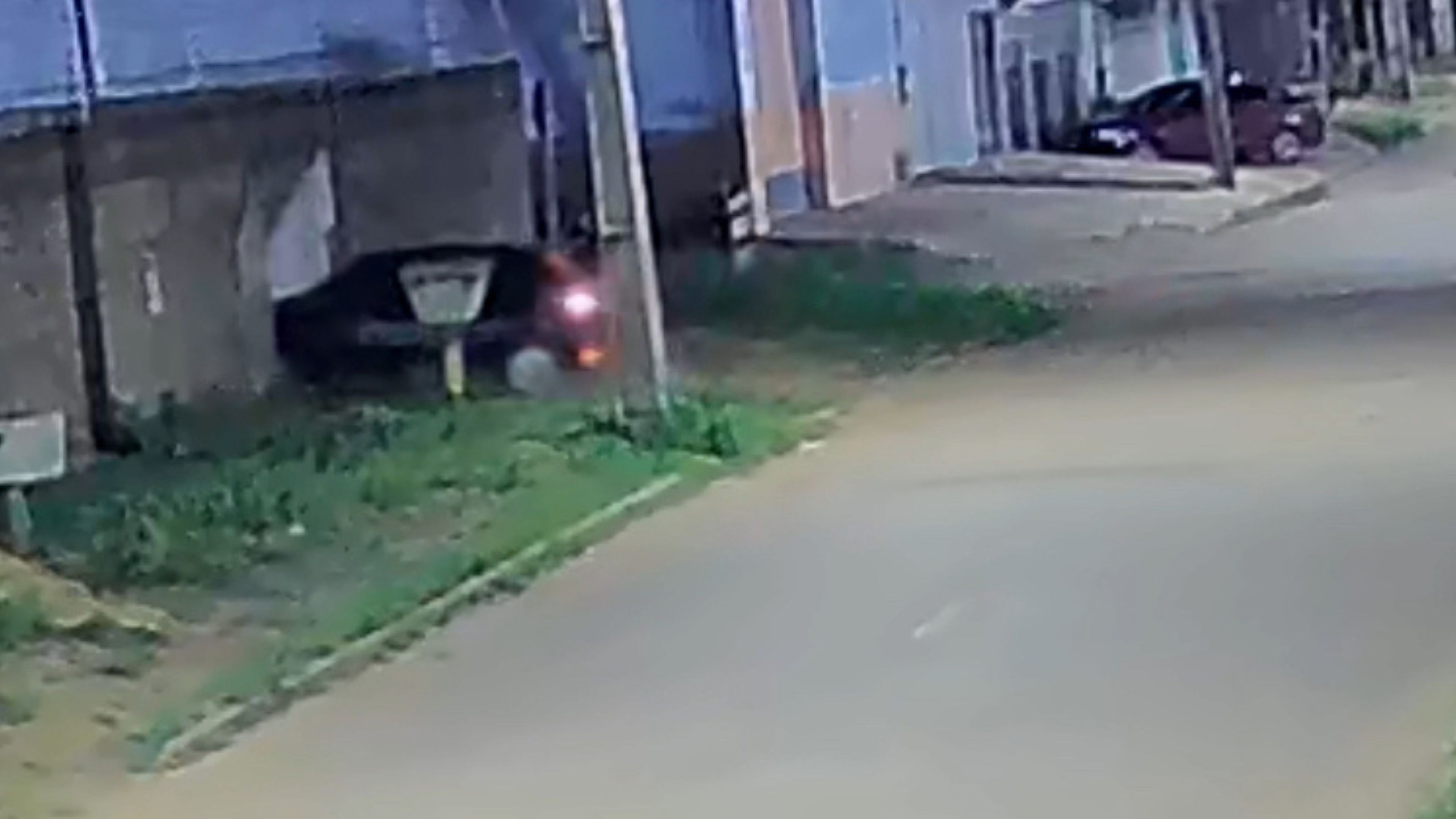 VÍDEO: Homem é morto a tiros após carro invadir residência em Porto Velho