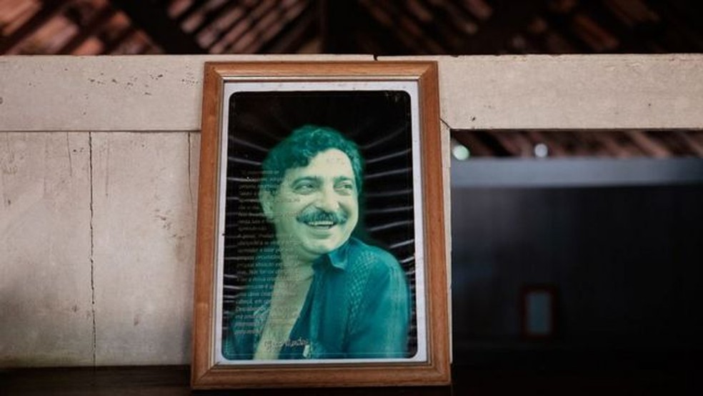 Retrato de Chico Mendes na casa que ele viveu, em Xapuri (AC) — Foto: Yasuyoshi Chiba/AFP via Getty Images (via BBC)