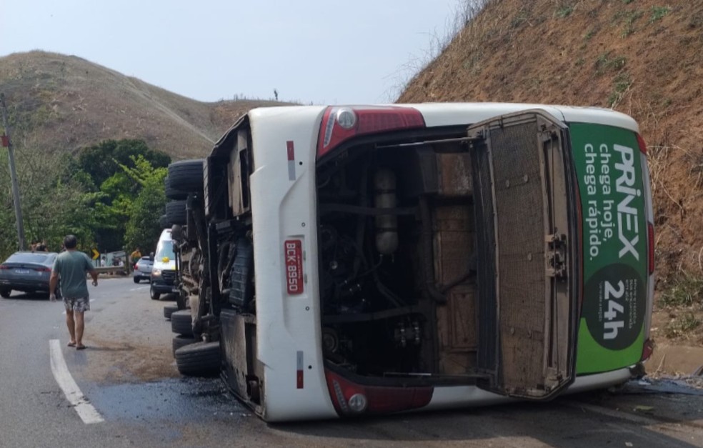 Ônibus de turismo tomba na descida da Serra das Araras, em Piraí — Foto: Reprodução