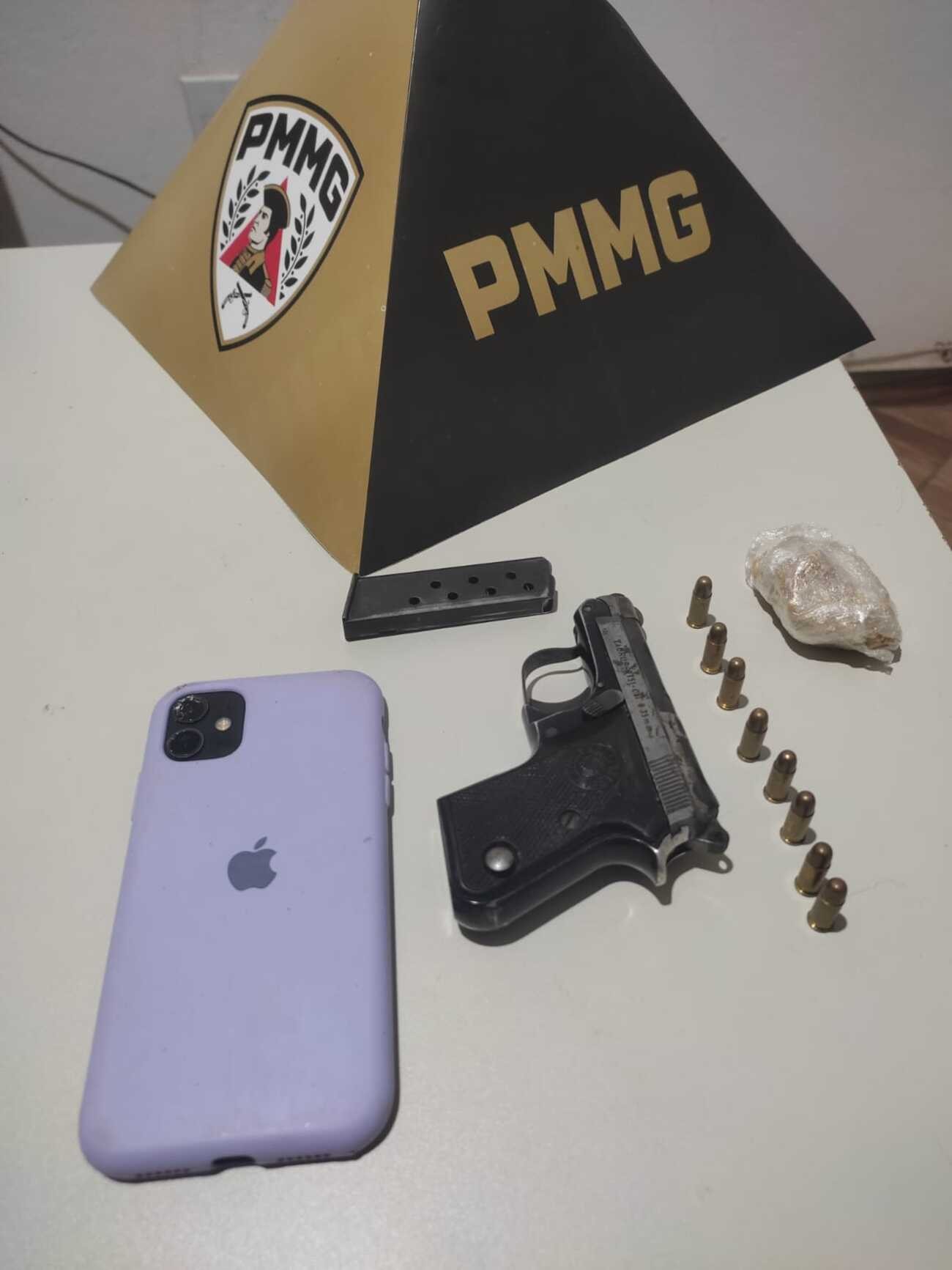 Mulher pula de moto em movimento durante perseguição e é presa com arma e porção de crack em MG