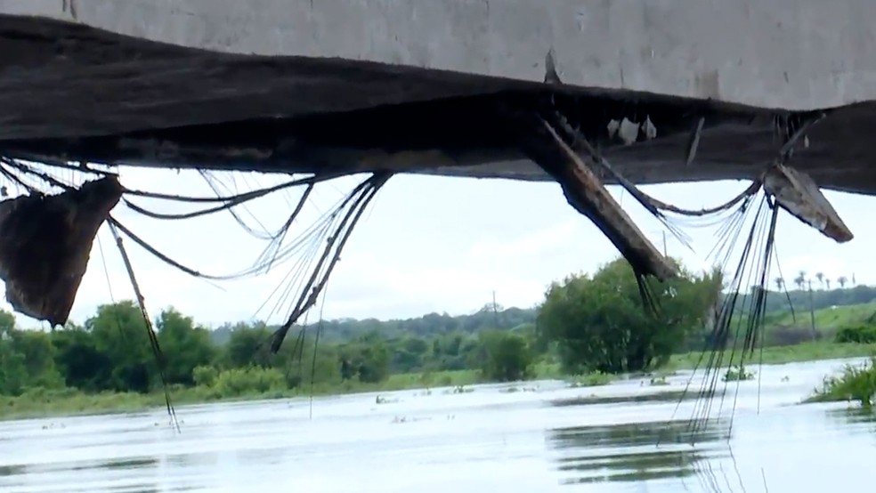 A interdição aconteceu após indígenas da Terra Indígena Pindaré detectarem que, embaixo do vão central da ponte há uma corrosão que fez parte da estrutura ceder e cair. — Foto: Reprodução/TV Mirante