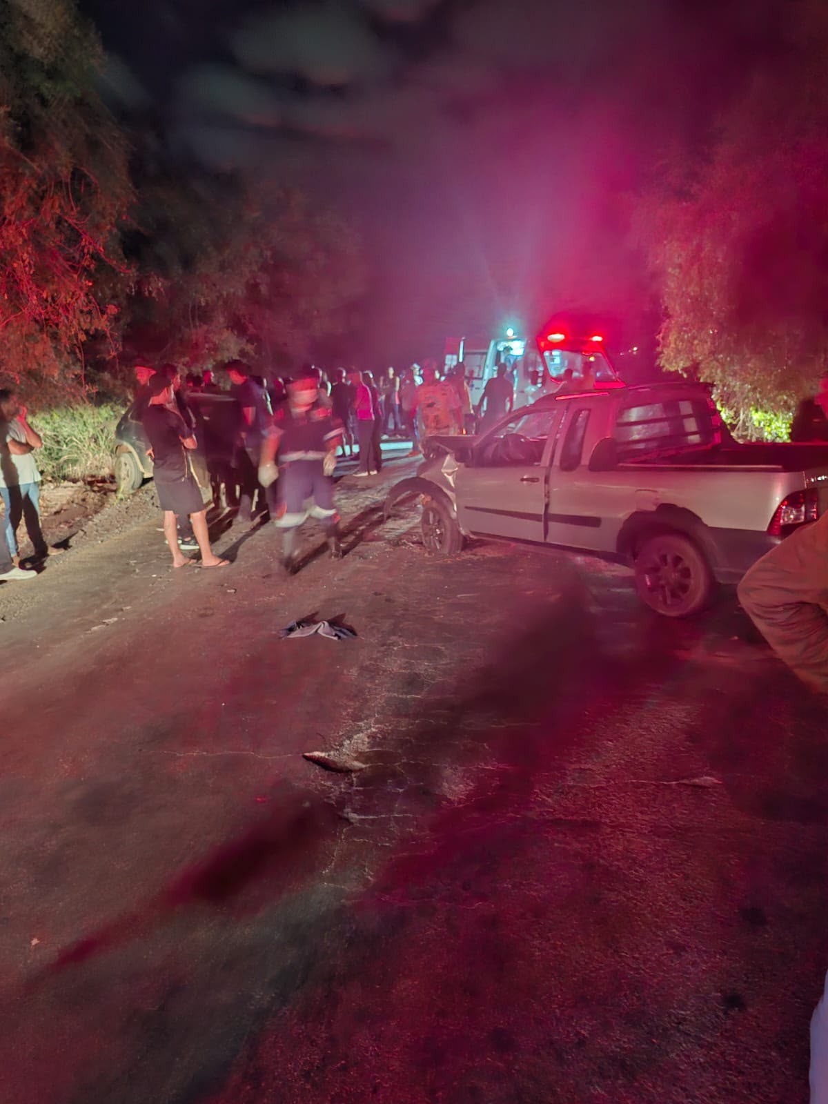 Colisão frontal entre carro e picape deixa dois motoristas feridos em Montes Claros