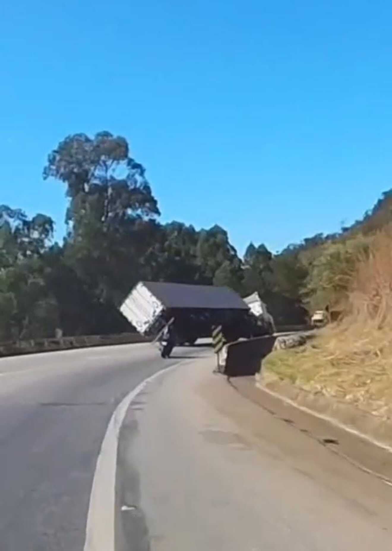 Caminhão tomba na BR-262 entre Juatuba e Pará de Minas