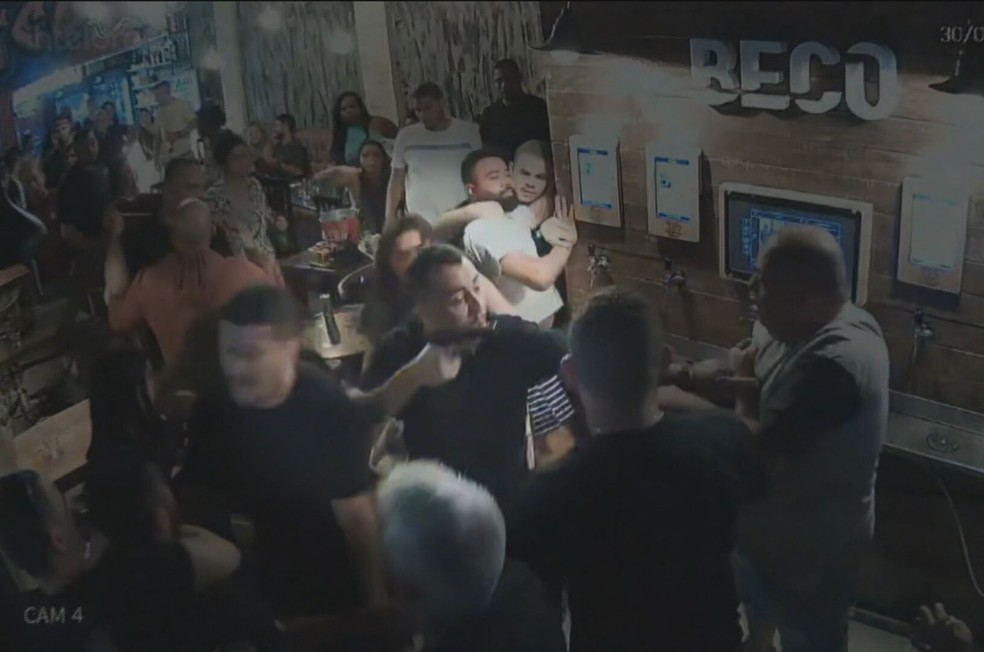 MidiaNews  Vídeo mostra dono de bar ostentando R$ 20 mil ganho na