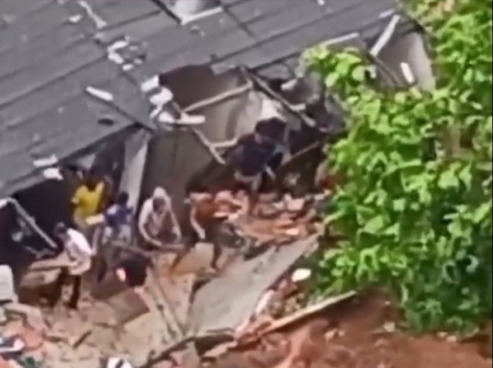 Deslizamento de terra deixa pelo menos um ferido em Salvador — Foto: Reprodução/TV Bahia