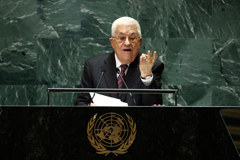 O presidente palestino Mahmoud Abbas discursa na 79ª Assembleia Geral das Nações Unidas — Foto: REUTERS/Brendan McDermid