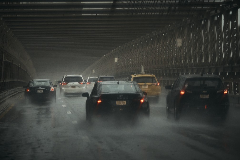 Carros tentam cruzar a ponte do Brooklin, em Nova York, durante tempestade nesta sexta-feira (29). — Foto: Andres Kudacki/AP