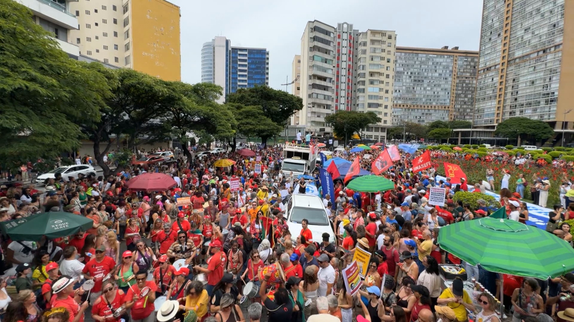 Mulher é detida por pichar estátua durante protesto o contra PL da Dosimetria em Belo Horizonte