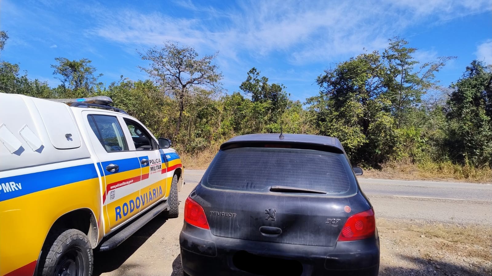 Motorista é preso com carro furtado e placa clonada durante fiscalização em MG