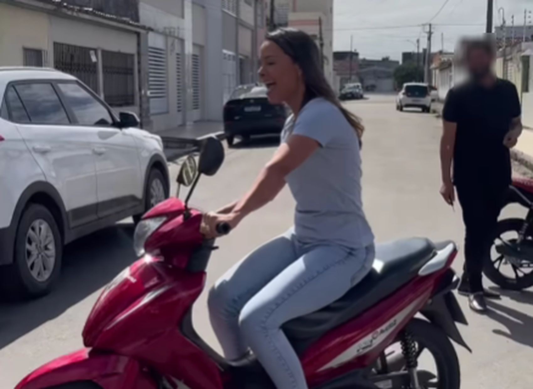 Prefeita posta vídeo pilotando moto sem capacete em Sergipe