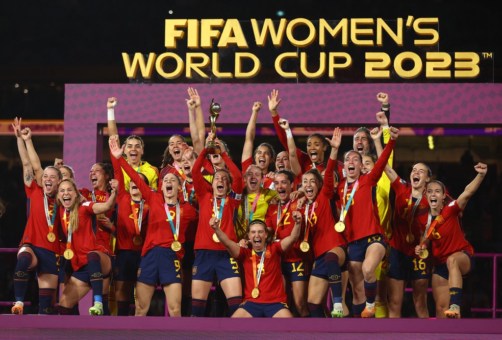 Espanha com a taça da Copa do Mundo feminina — Foto: Carl Recine/Reuters