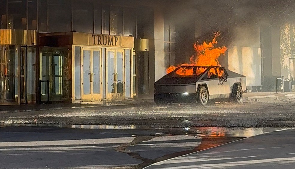 Tesla Cybertruck em chamas após explosão em frente a hotel de Trump em Las Vegas, nos EUA — Foto: Alcides Antunes/via REUTERS