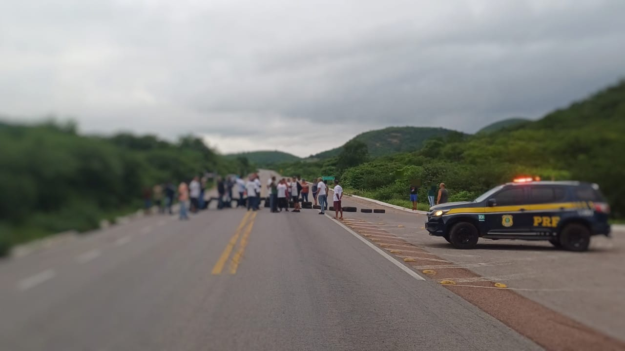 Manifestantes bloqueiam trecho da BR-116, em Salgueiro; PRF orienta sobre desvios