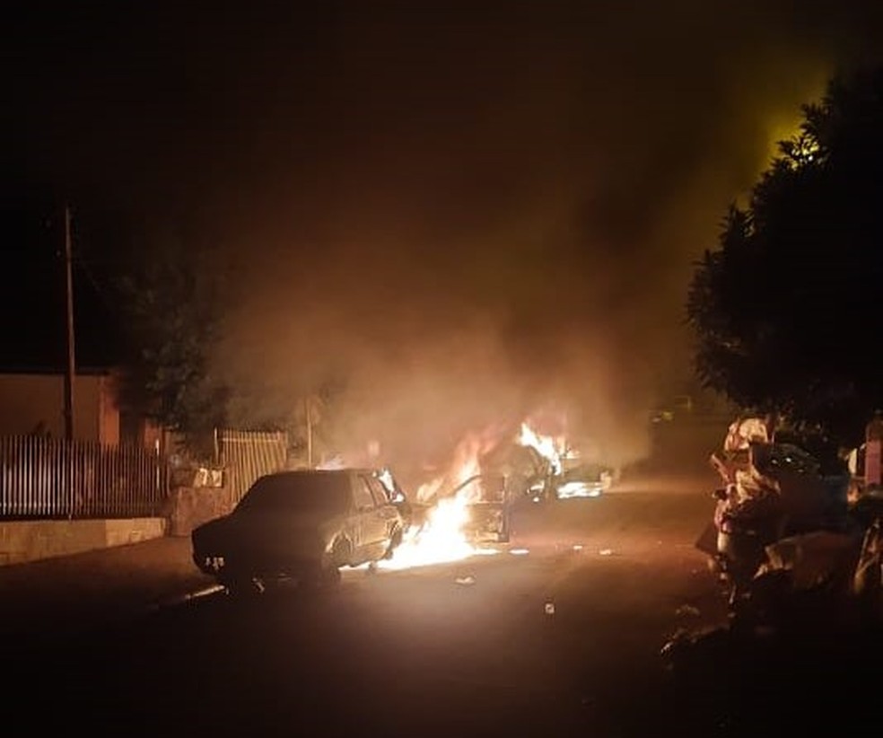 Quatro carros são incendiados e dois homens baleados durante madrugada desta quinta (18) em Cascavel — Foto: PM/PR