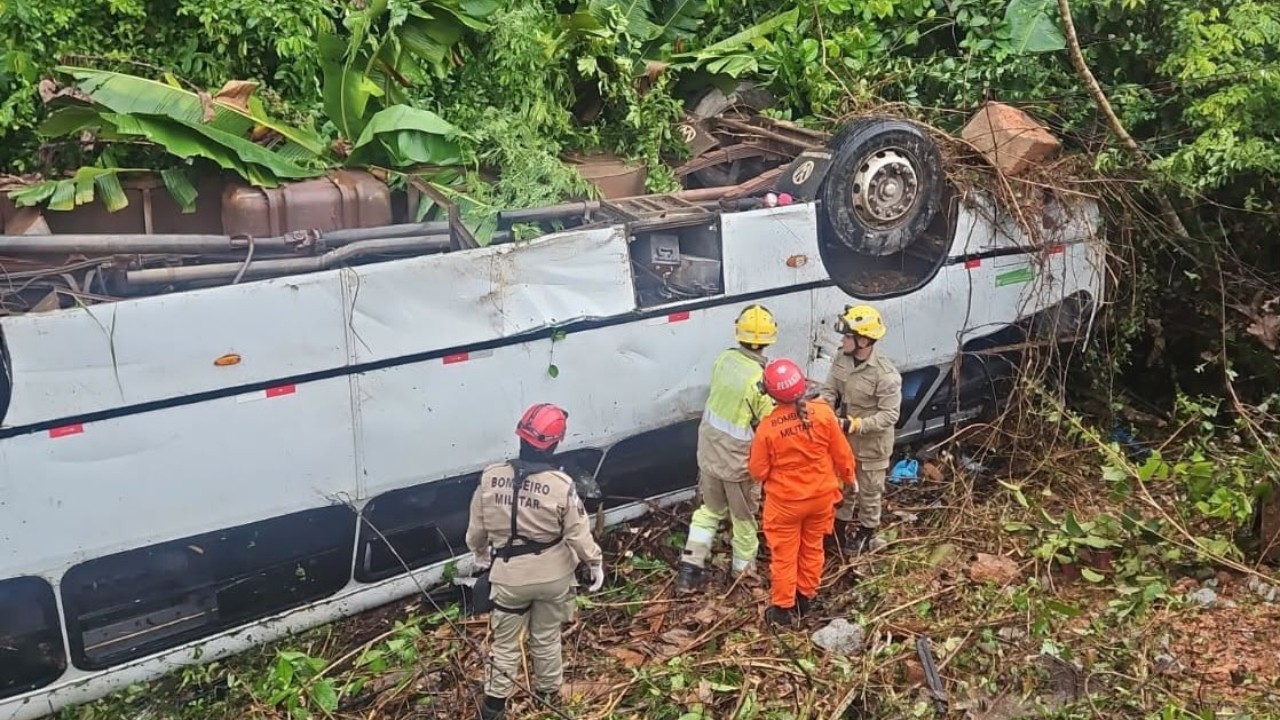 Micro-ônibus cai em ribanceira na BR-174 e deixa 17 pessoas feridas no AM