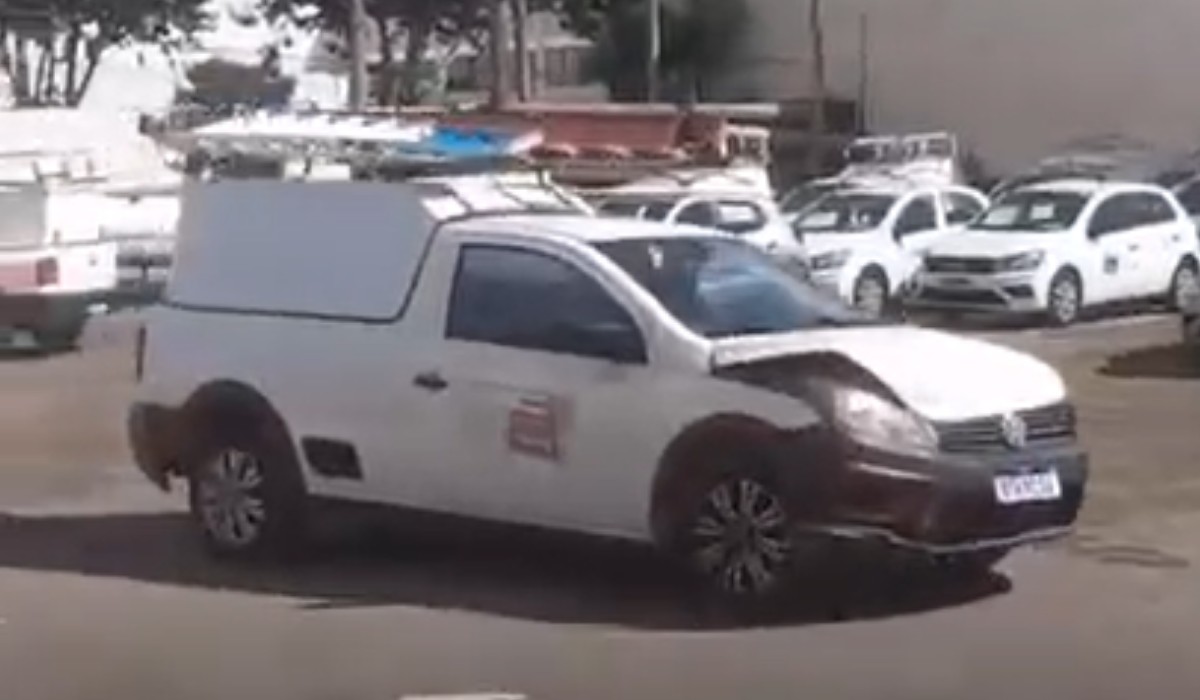 VÍDEO: homem danifica veículos e portão de empresa após ser demitido em Campinas