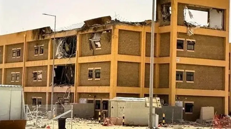 Danos a uma construção no acampamento Arifjan, no Kuwait — Foto: CBS News via BBC