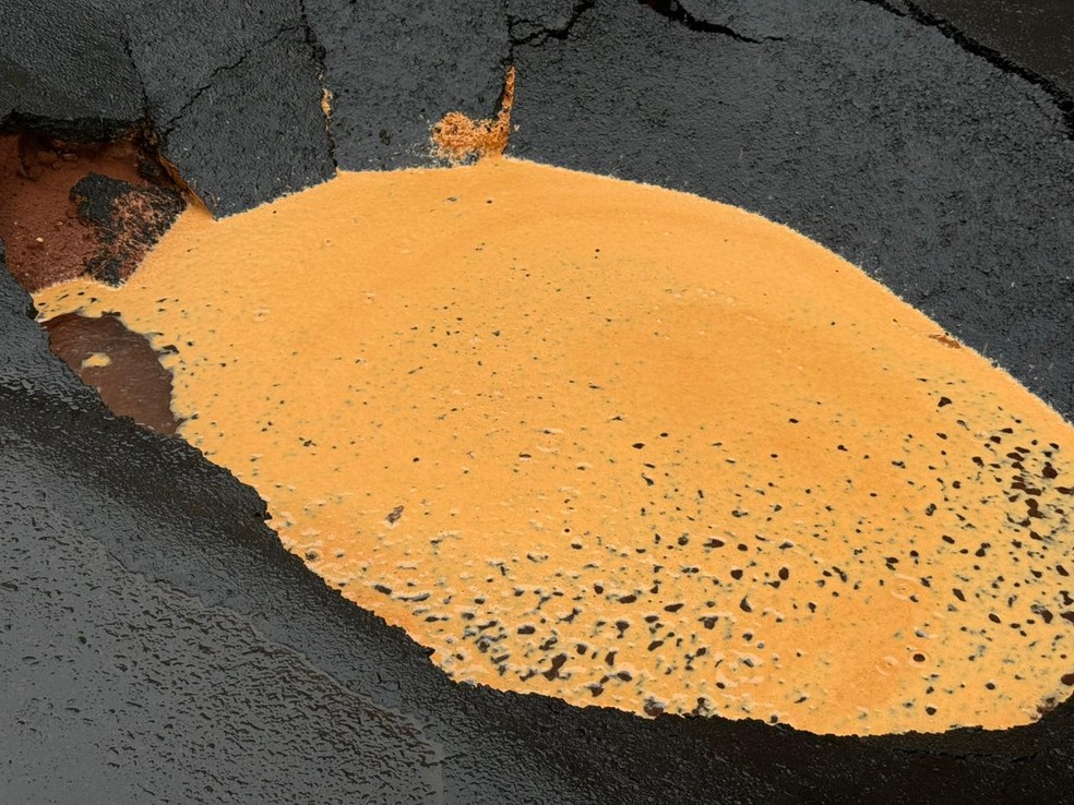 Buraco em rua do Jardim Bela Vista — Foto: Gabriel Sato/TV TEM