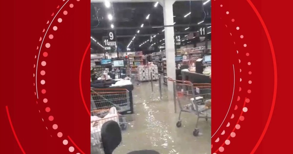 Moradores filmaram mercado inundado após acidente — Foto: Reprodução