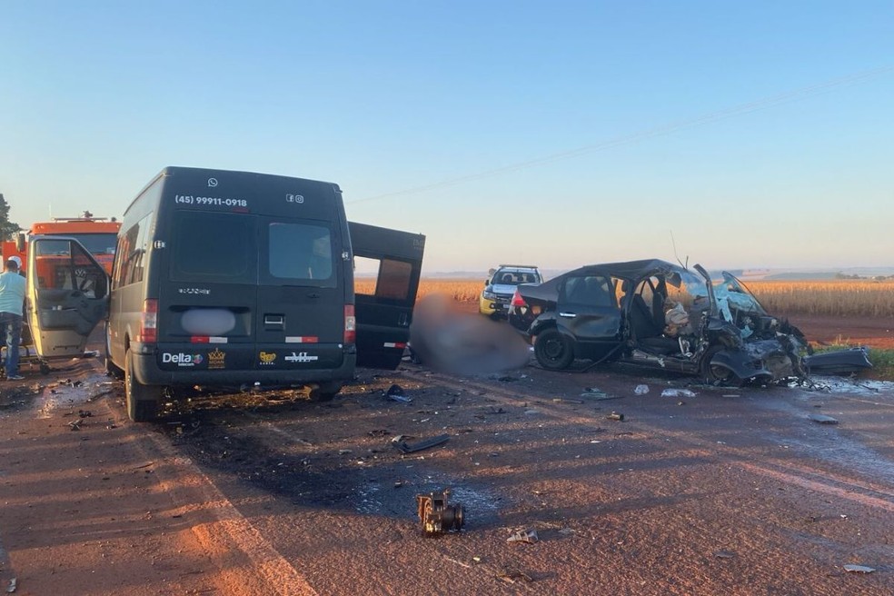 Carro bateu de frente com van na PR-486, em Assis Chateuabriand, no Paraná — Foto: Carlos Corujinha