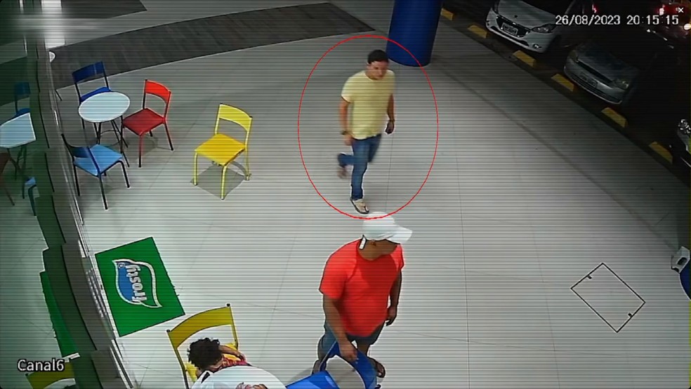 Suspeito de encomendar a morte da própria esposa, Leonardo se encontrou com criminosos momentos antes do assassinato — Foto: TV Globo/Reprodução