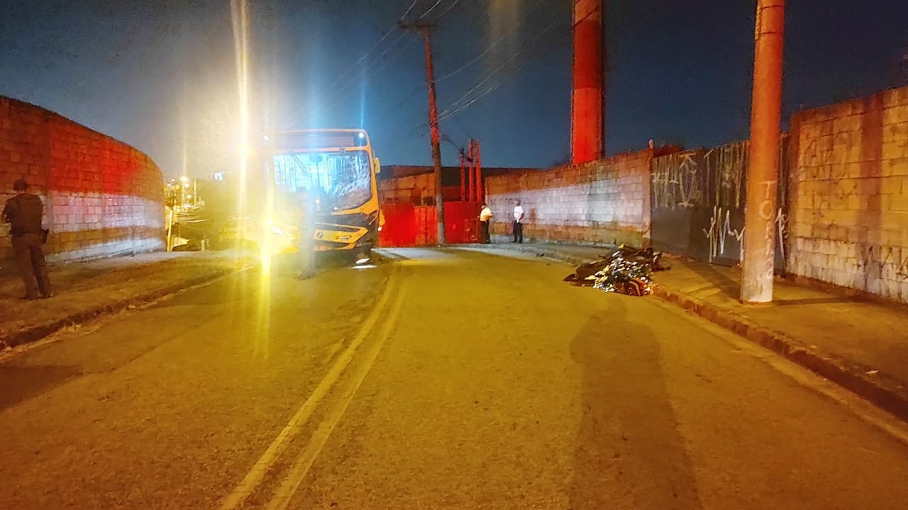 Motociclista morre após bater de frente com ônibus em avenida de Jundiaí