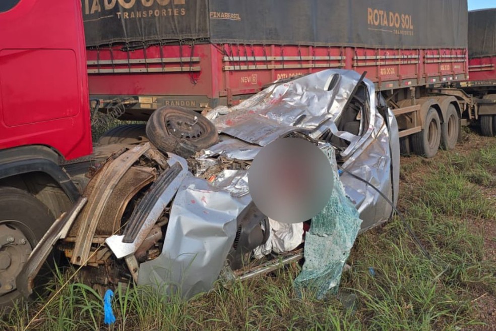 Carro fica destruído após acidente na MT-010 — Foto: Reprodução