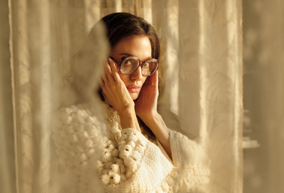 Angelina Jolie interpreta a diva da música clássica em 'Maria Callas' — Foto: Divulgação
