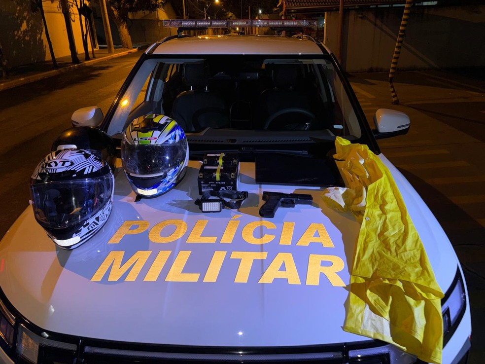1 de 2
Criminosos invadem concessionária de motos, rendem vigilante e roubam capacetes em Bauru — Foto: Polícia Militar/Divulgação