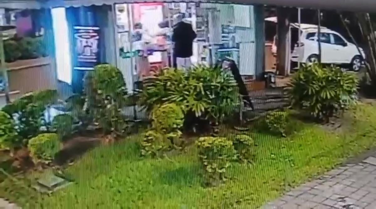 Foragido da Justiça é morto ao tentar roubar banca de revistas de PM aposentado em Porto Alegre; VÍDEO