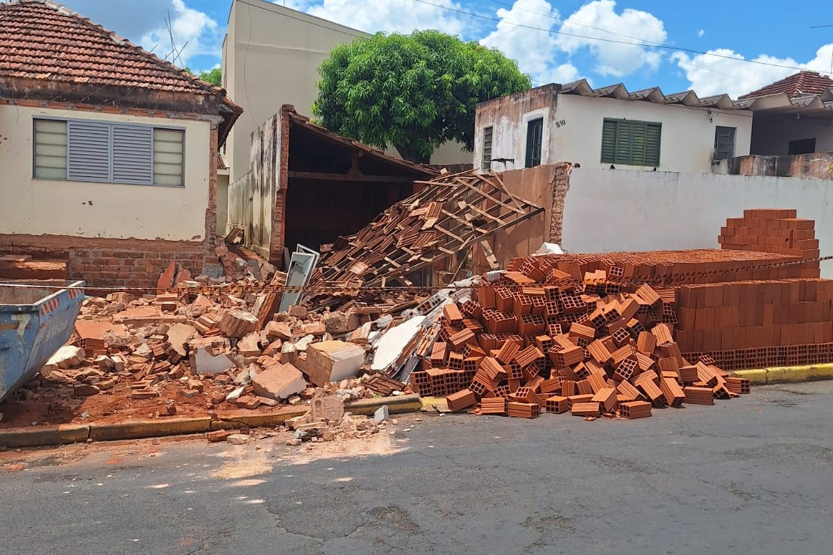 Trabalhador fica ferido após desabamento de parede e telhado de obra em Martinópolis